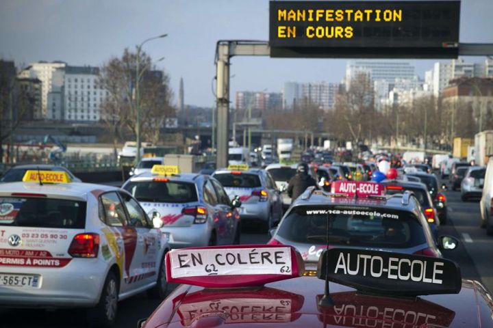 Pourquoi les auto-écoles manifestent-elles contre la réforme du permis de conduire ?
