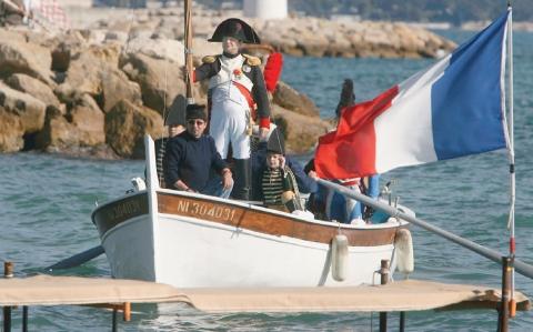 Martin Bouygues vivant, un baiser lesbien et le retour de Napoléon