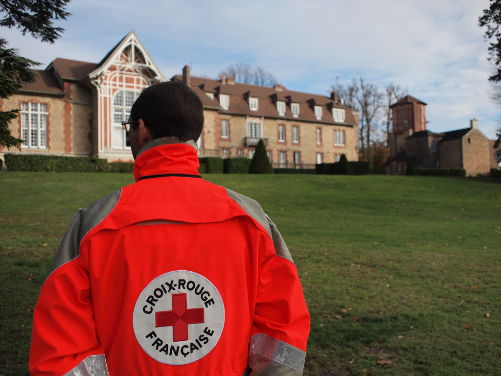 Carton rouge pour la Croix-Rouge et police meurtrière : tout fout le camp