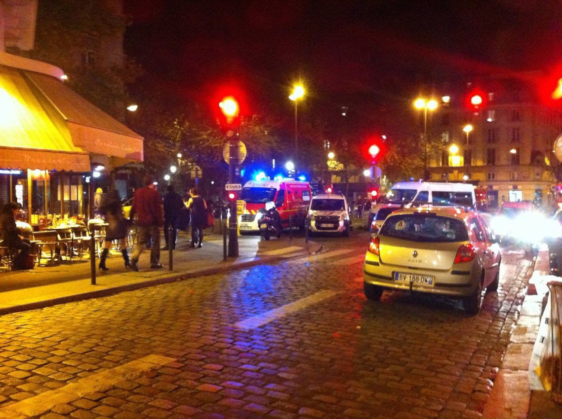 Attentats de Paris : état d'urgence et fermeture des frontières
