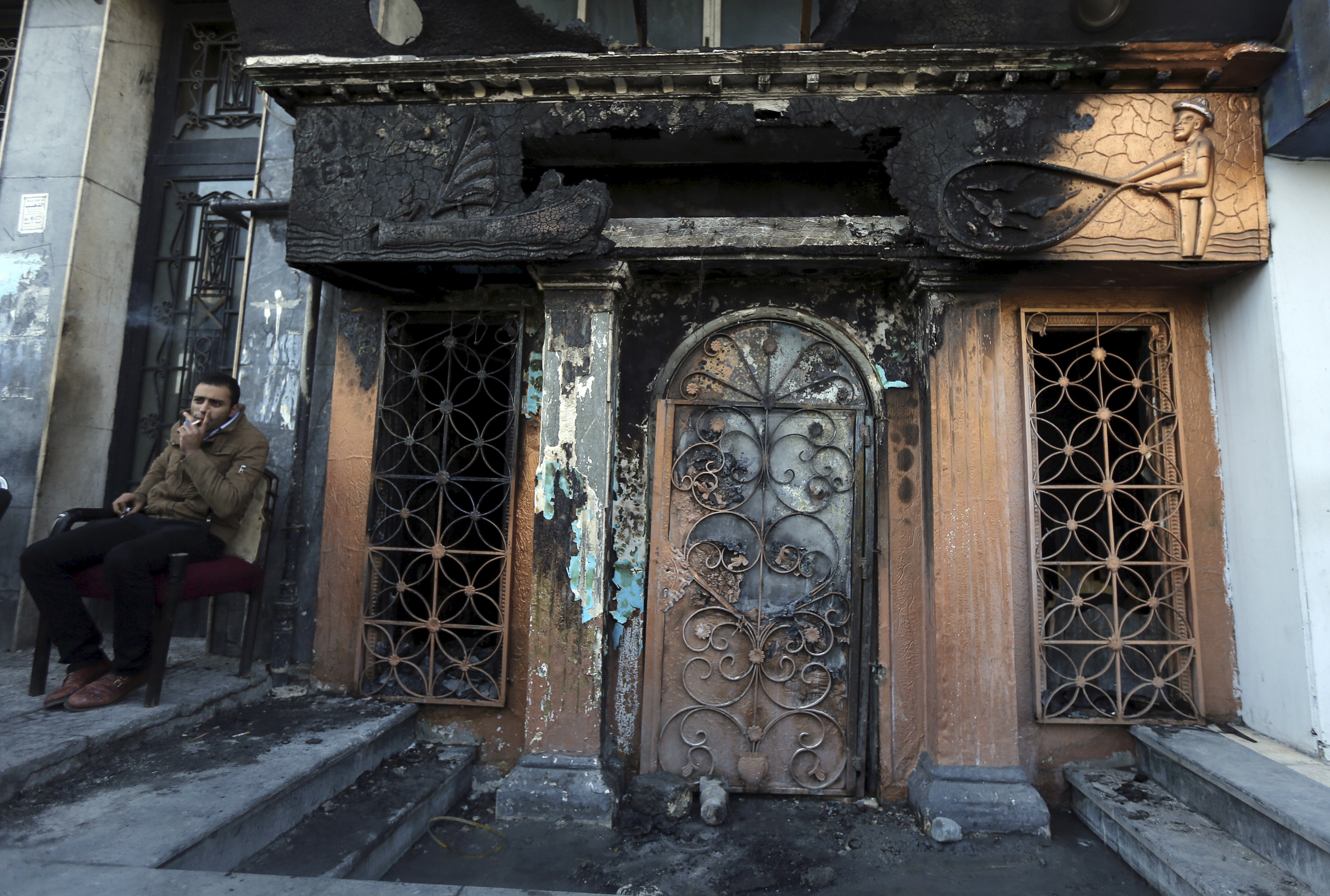 Douze personnes tuées par une bombe incendiaire au Caire