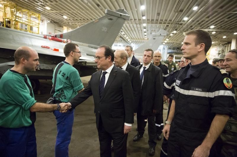 Hollande sur le Charles-de-Gaulle avant un scrutin difficile