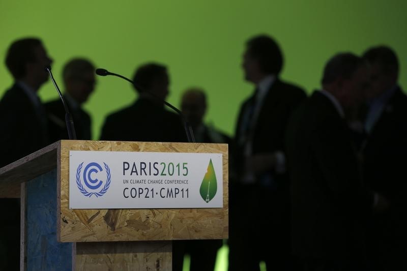 Les négociateurs de la COP21 adoptent un projet d'accord