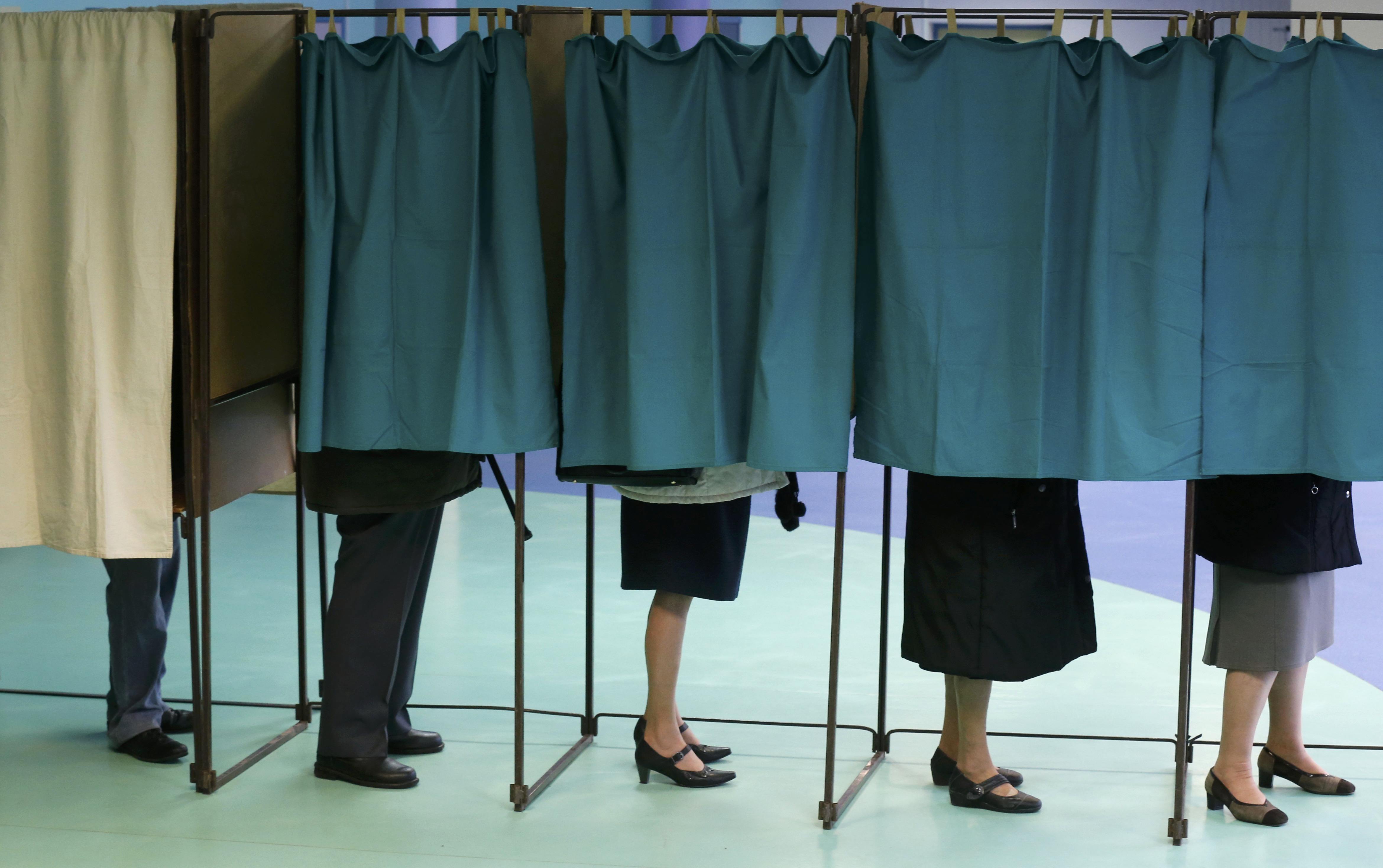 Début des régionales, le FN en tête des intentions de vote