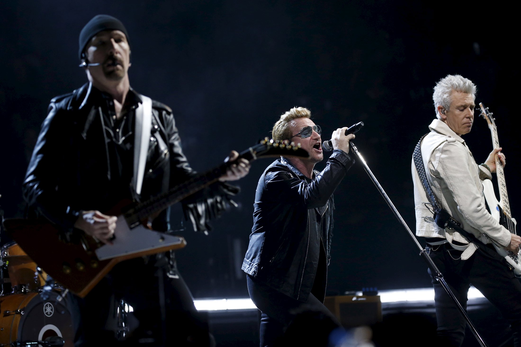 A Bercy, U2 rend hommage aux victimes des attentats de Paris