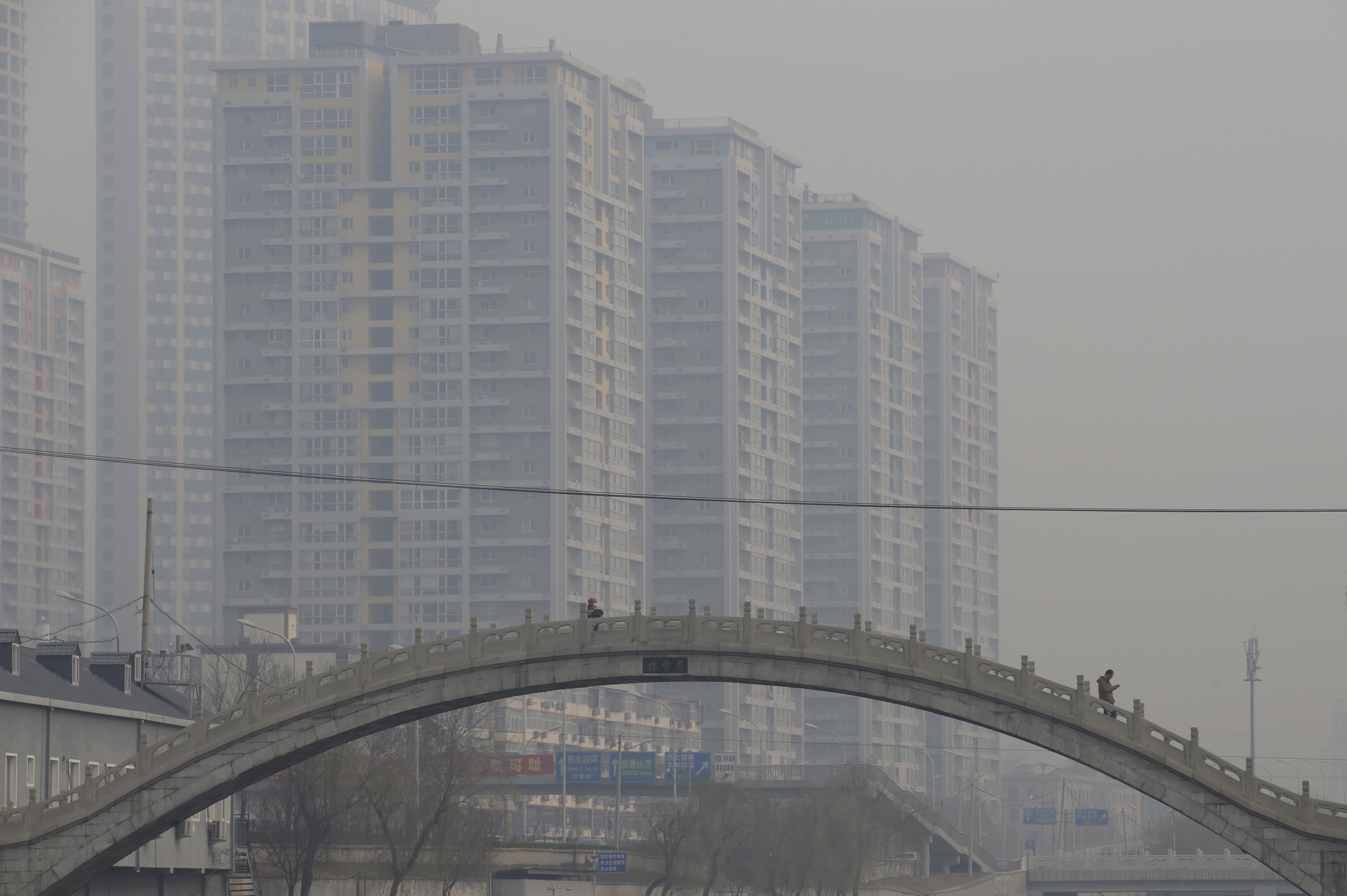Première alerte rouge à la pollution à Pékin
