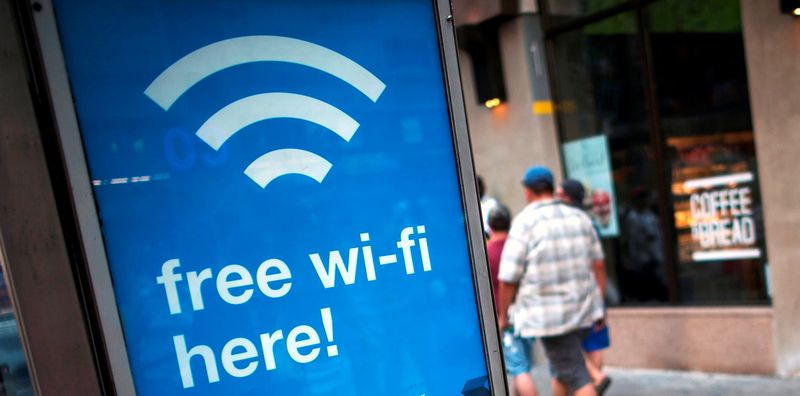 Manuel Valls contre l'idée de couper le wifi public ou partagé