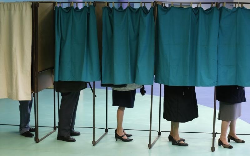 Le FN va gagner la région Grand Est, dit Bruno Le Roux