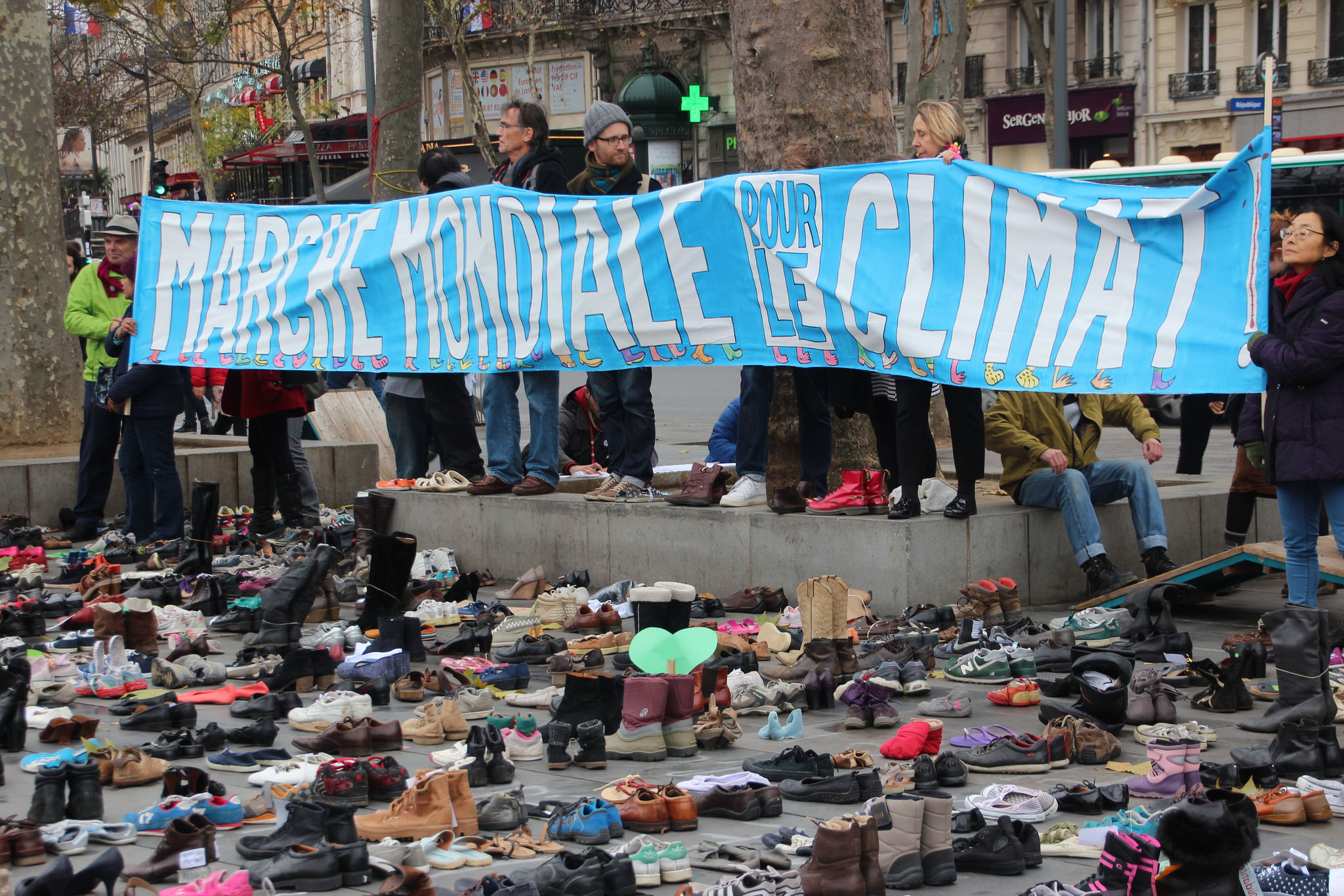 Manifestation à République : l’état d’urgence peut-il justifier les violences policières ?