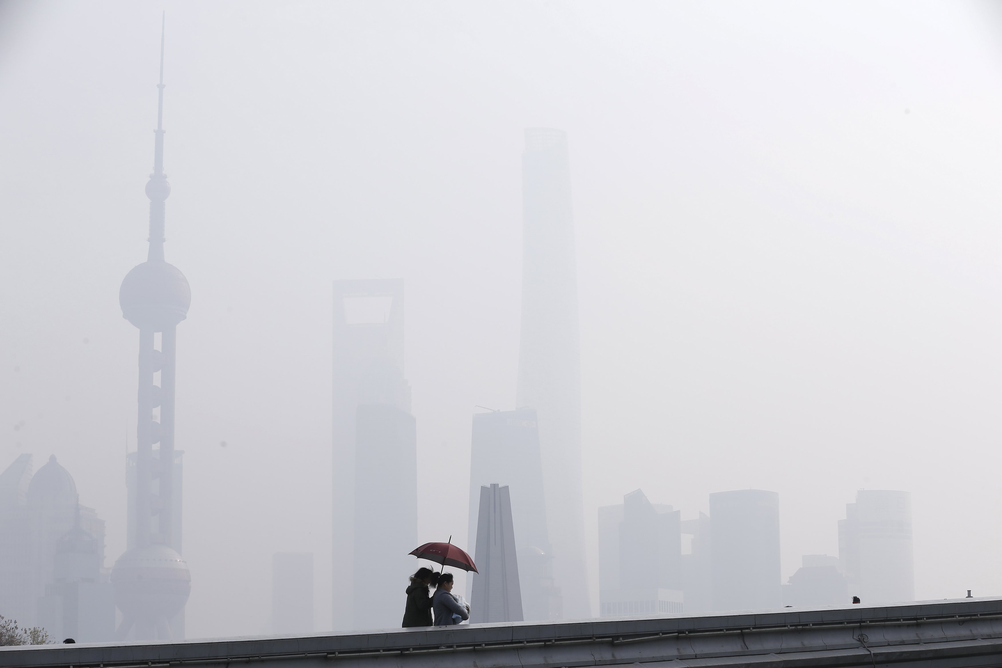 Shanghai pris dans un brouillard de pollution