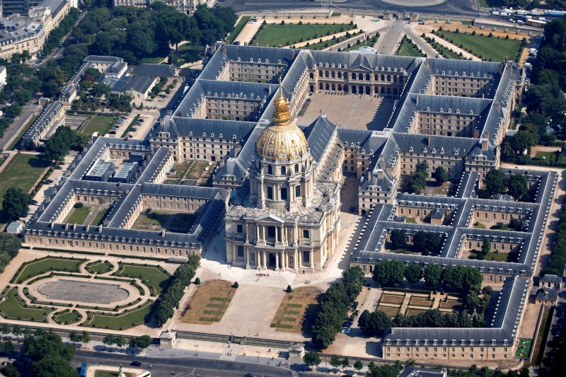 Un véhicule force l'entrée des Invalides