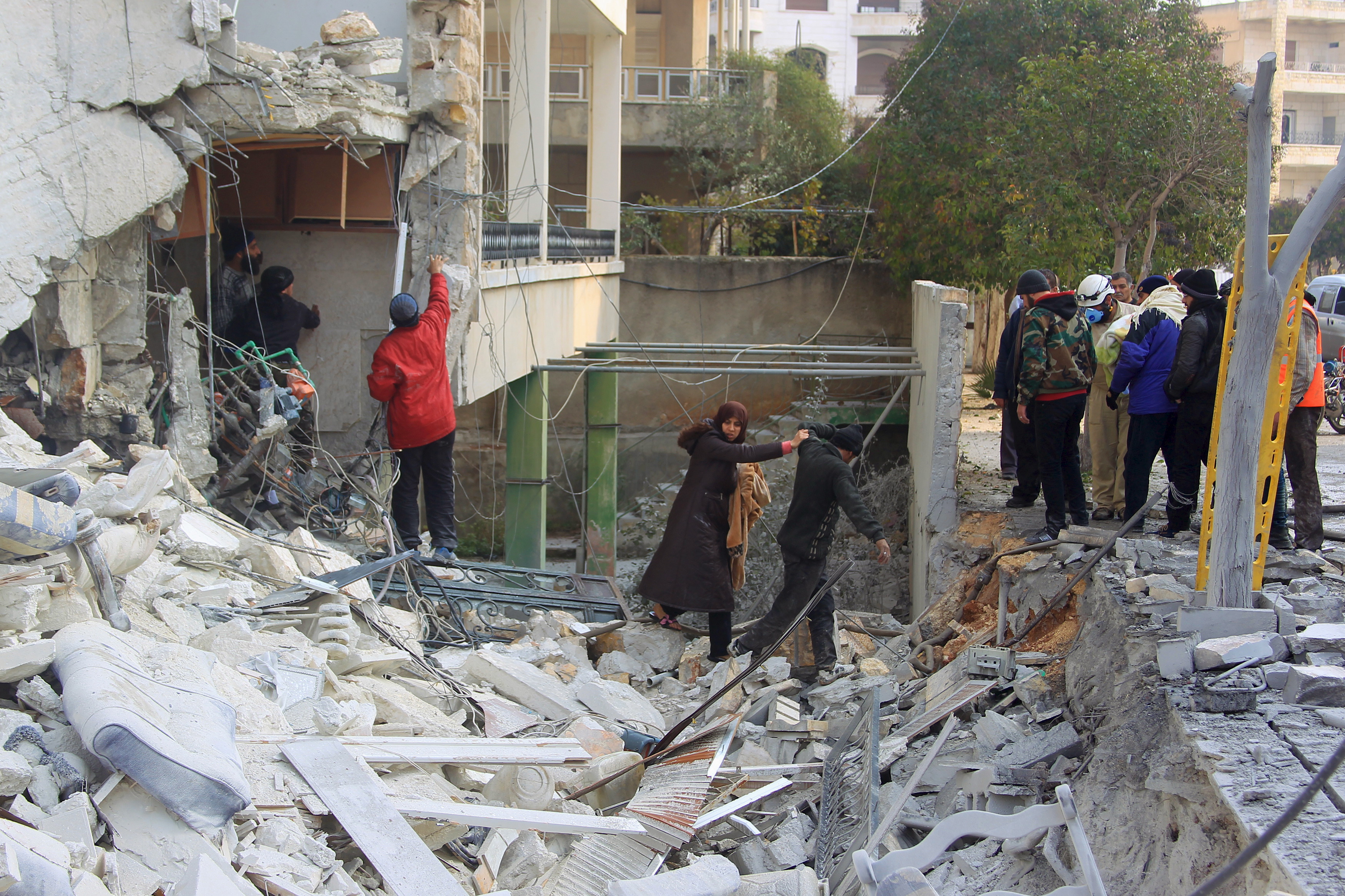 Bombardements à Idlib en Syrie, des dizaines de civils tués