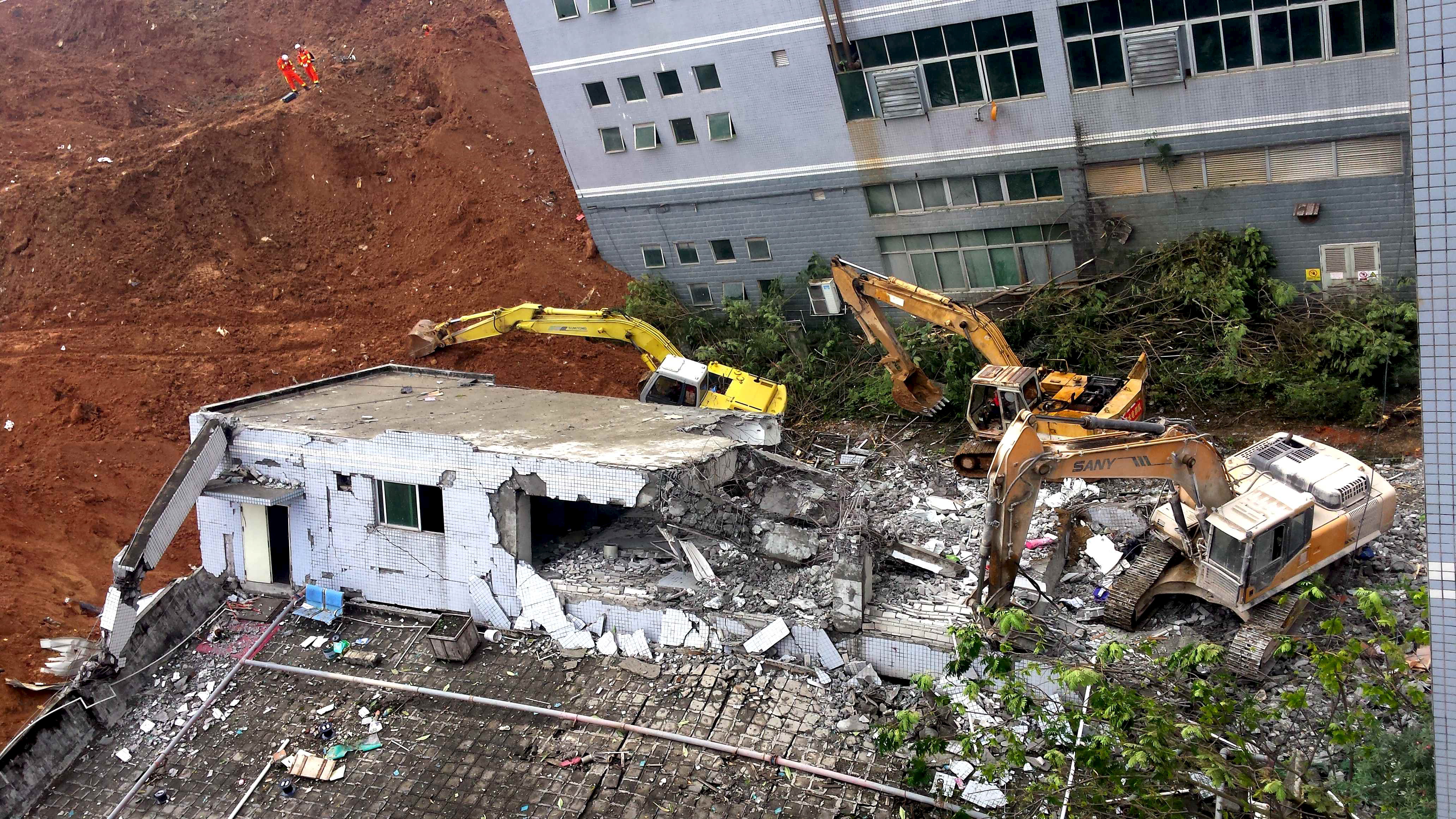 Secours à l'oeuvre à Shenzhen après un glissement de terrain
