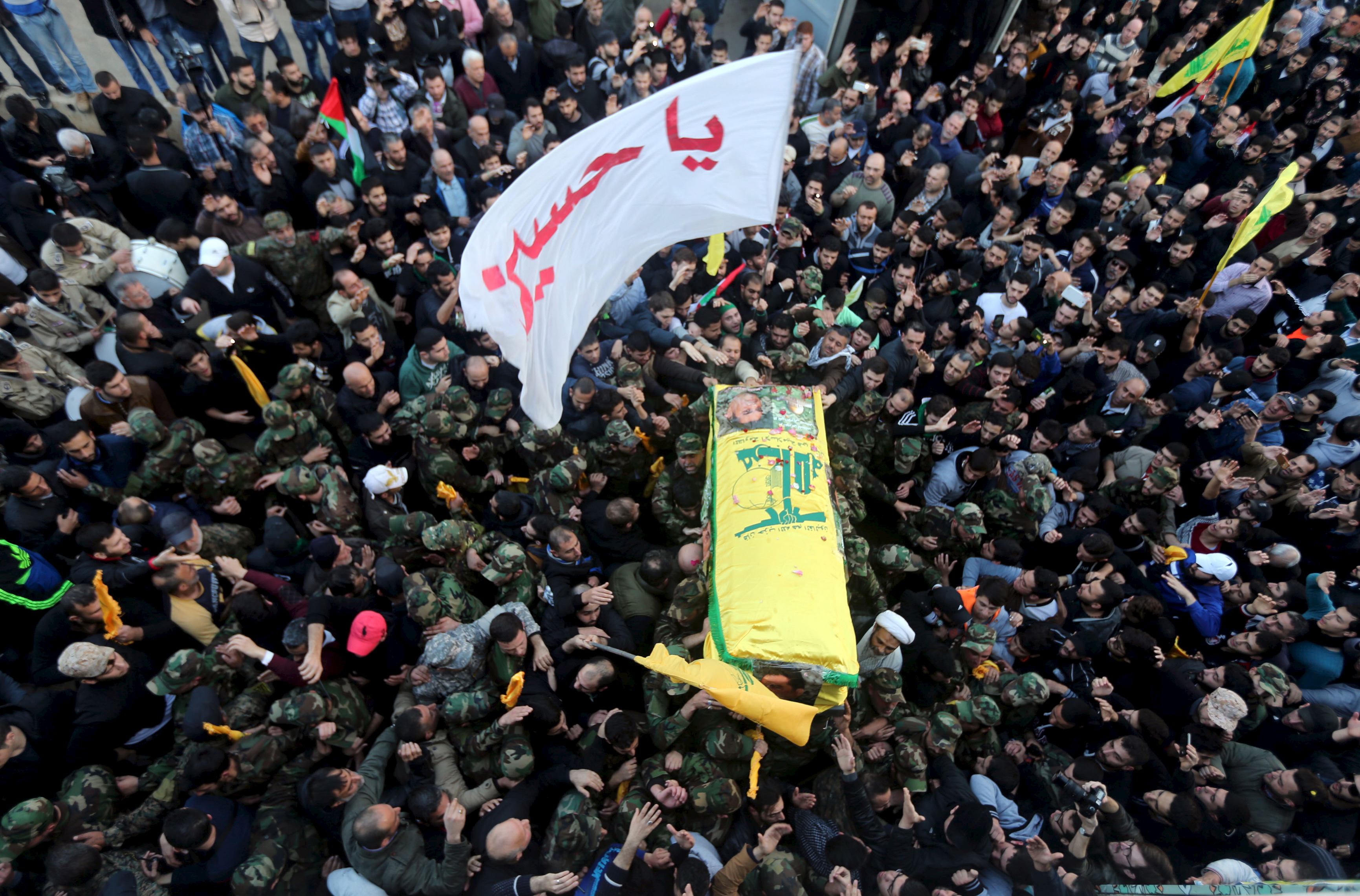 Le Hezbollah enterre un dignitaire, juge Israël responsable