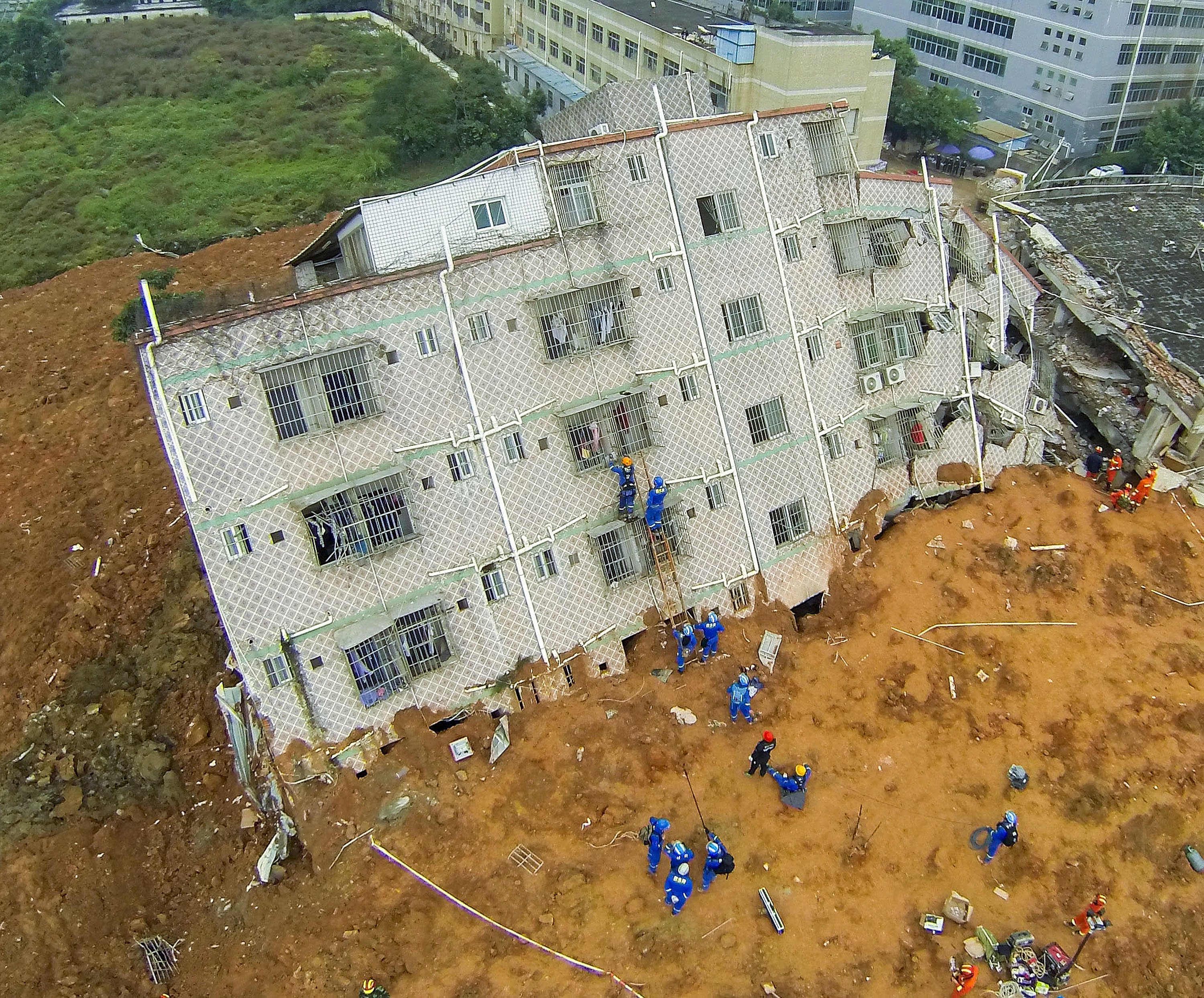 Un premier corps extrait des décombres à Shenzhen