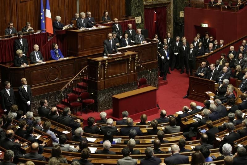 Arbitrages sur la constitutionnalisation de l'état d'urgence