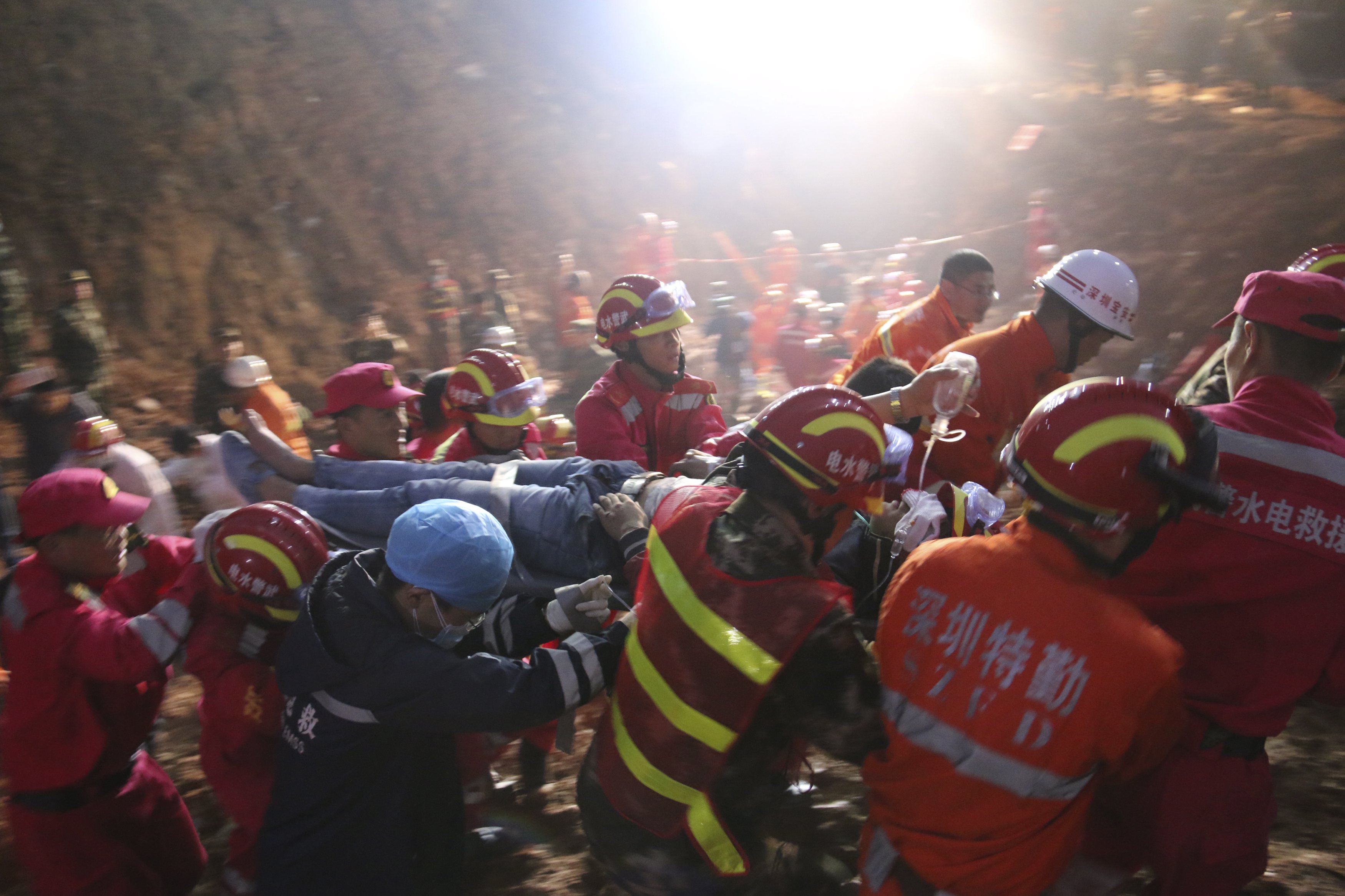 Un survivant extrait de la boue à Shenzhen