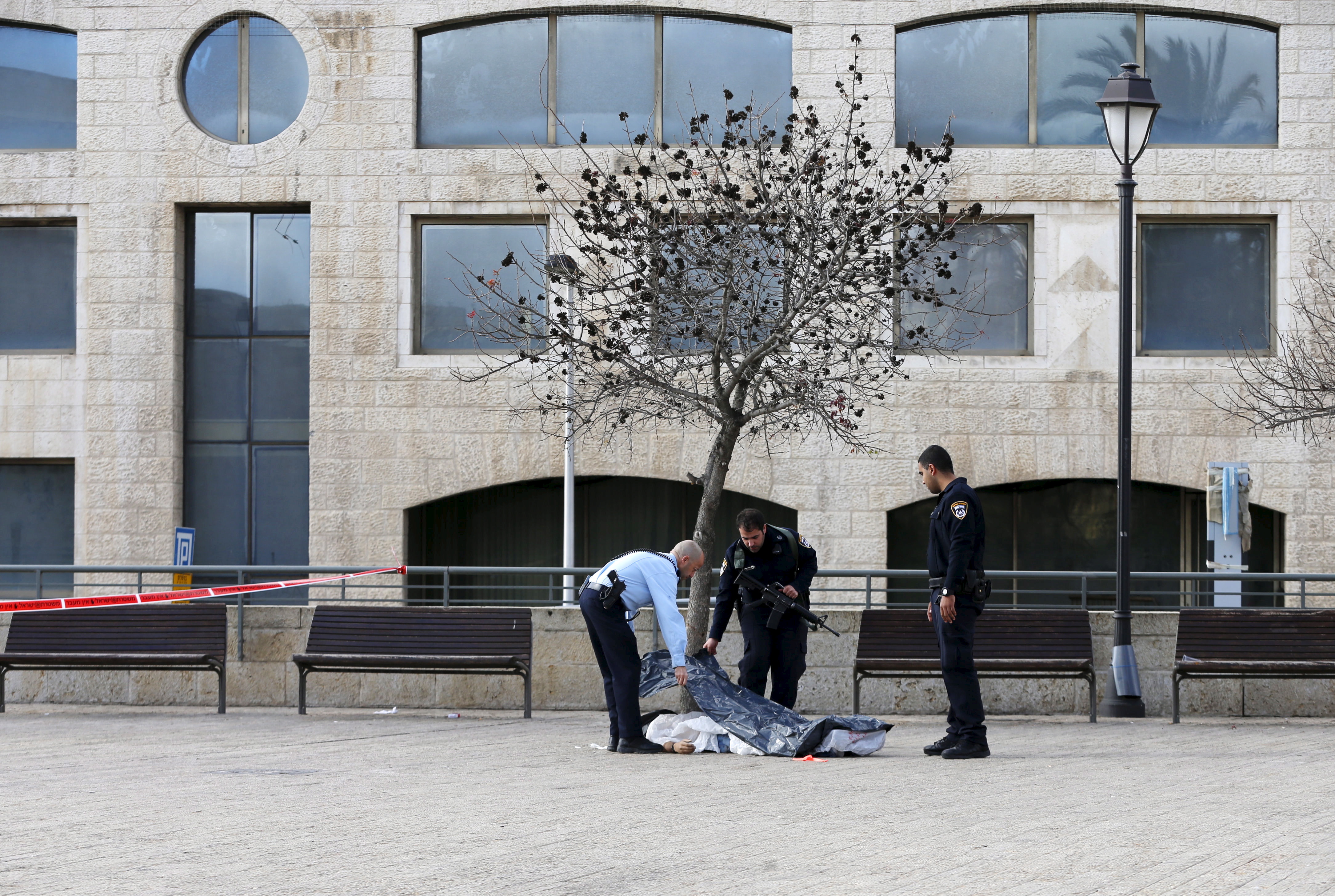 Un Palestinien abattu en tentant de poignarder un policier
