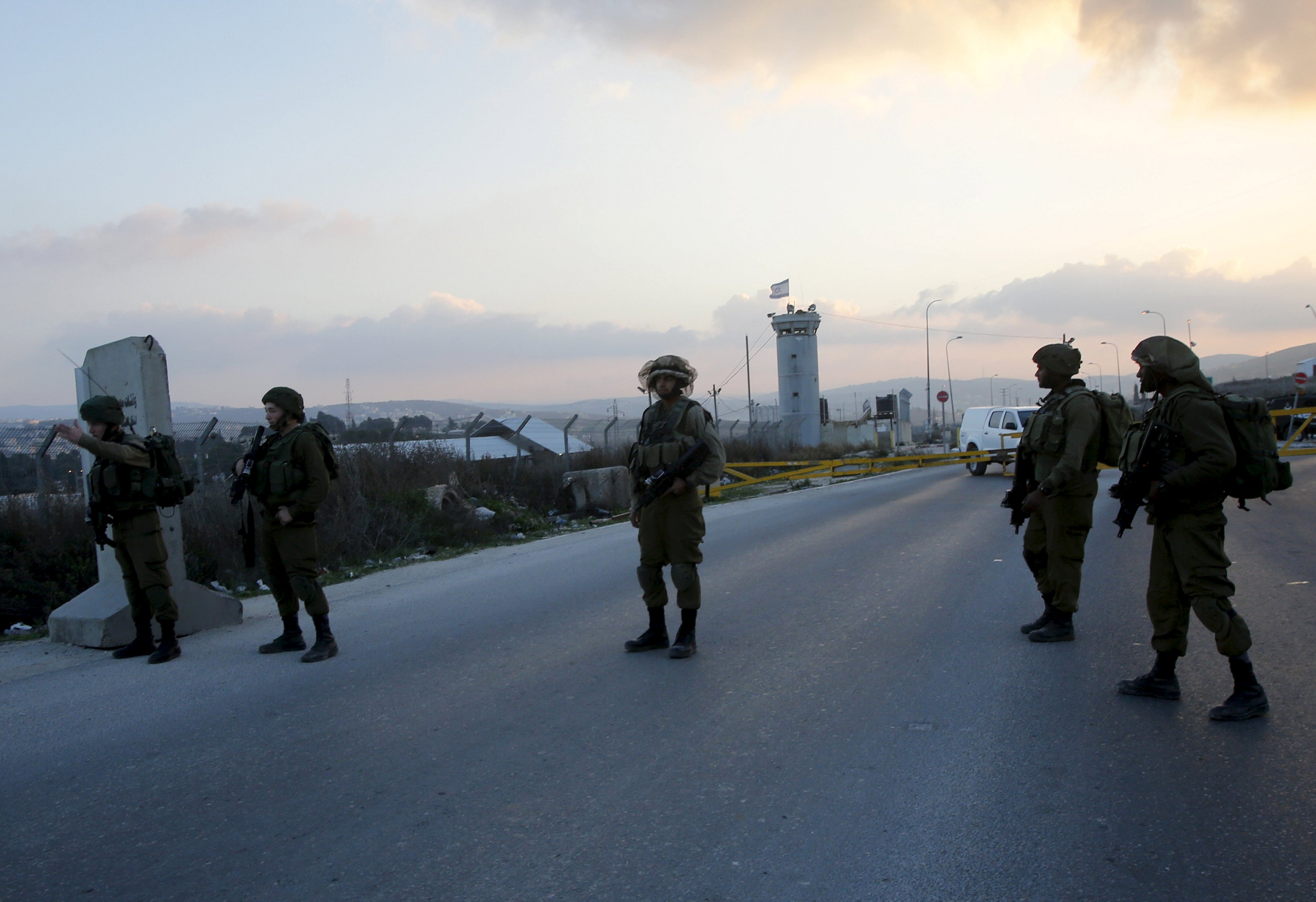 Deux Palestiniens abattus après avoir blessé un soldat