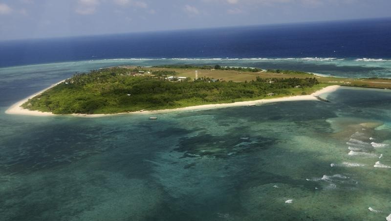 Des Philippins débarquent sur un îlot de mer de Chine du Sud