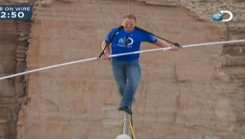 Un funambule au-dessus du Grand Canyon