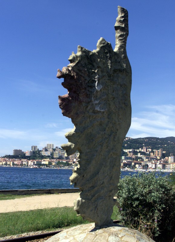 Le gouvernement s'efforce de reprendre la main en Corse