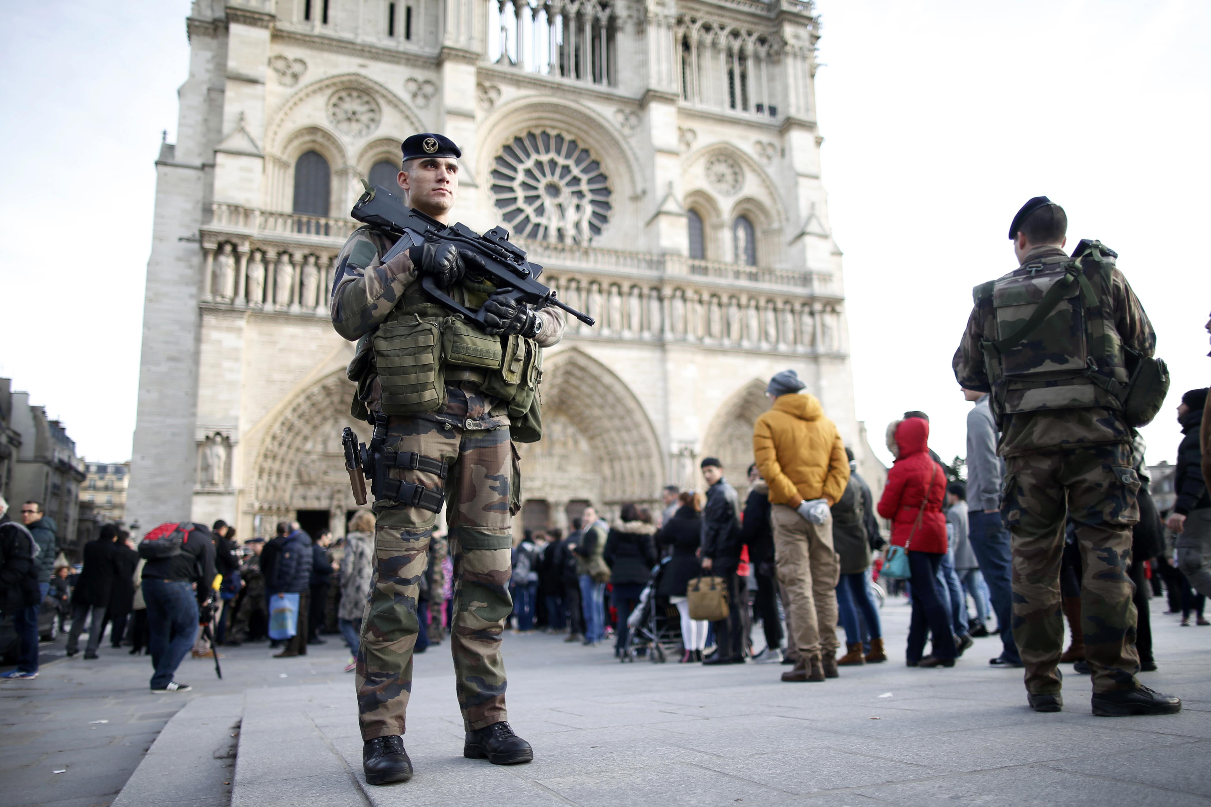 11.000 policiers, soldats, pompiers mobilisés à Paris pour le 31
