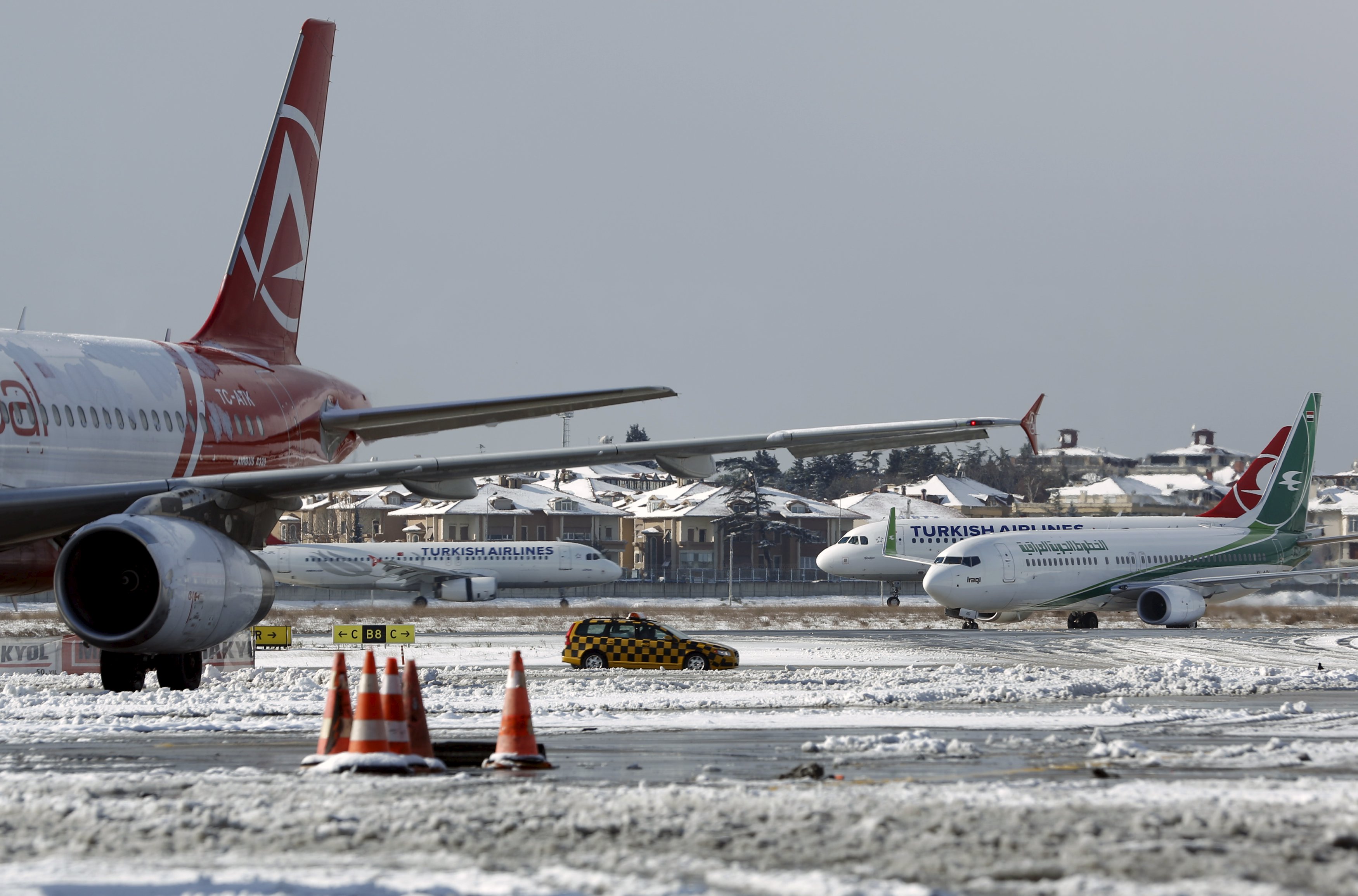Chutes de neige à Istanbul, des centaines de vols annulés