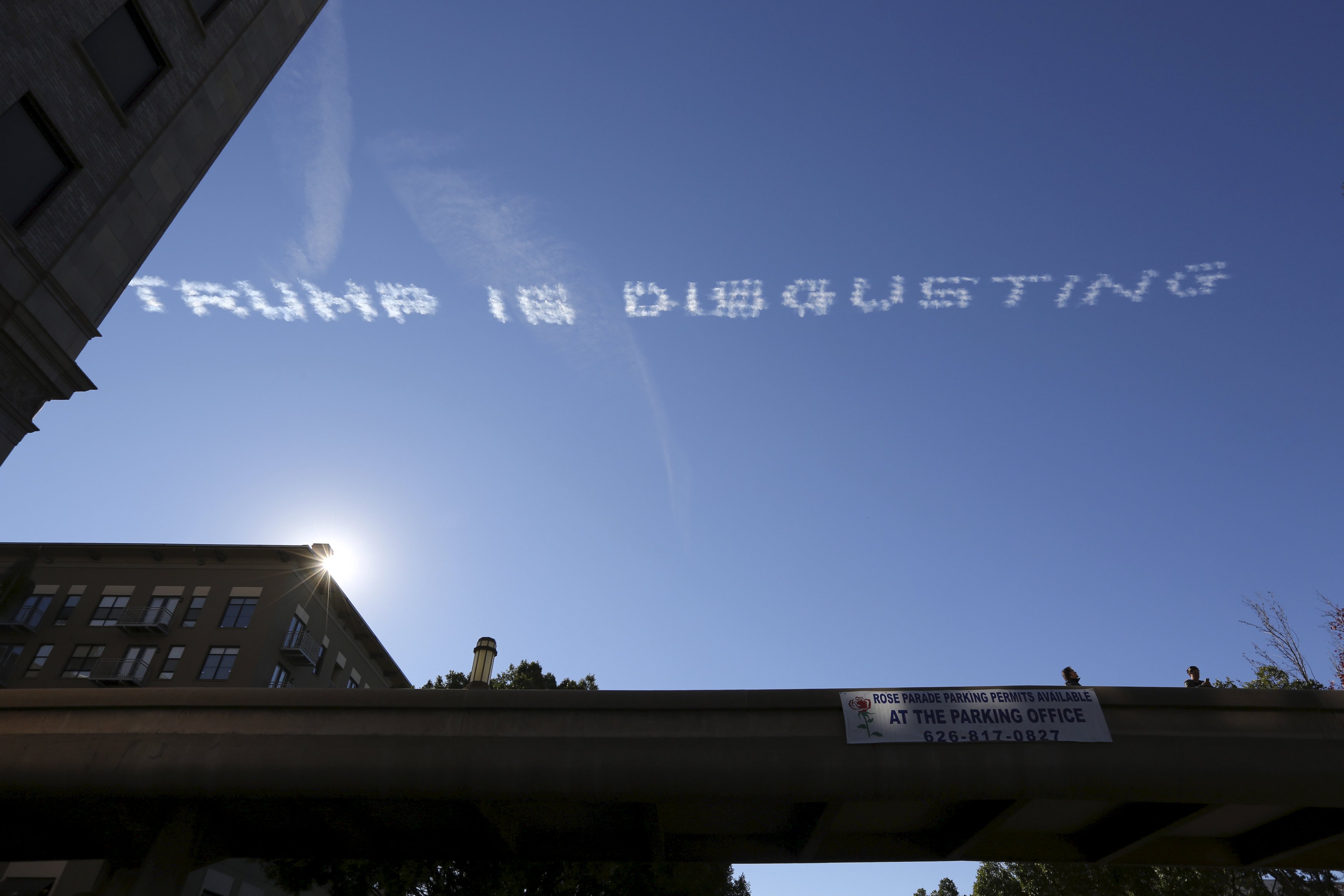 Des slogans hostiles à Donald Trump dans le ciel de Pasadena