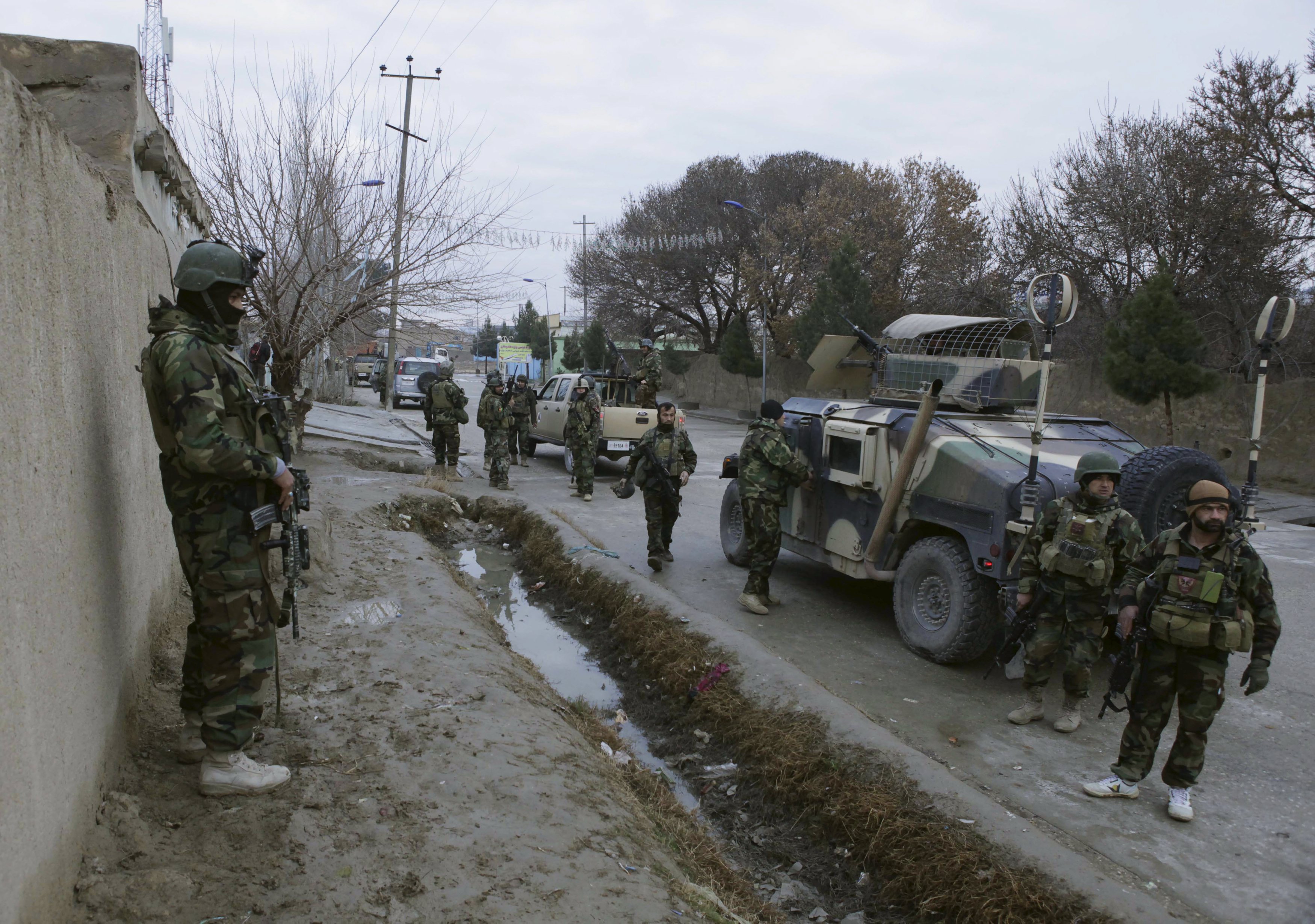 Les forces afghanes assiègent des hommes armés à Mazar-i-Charif
