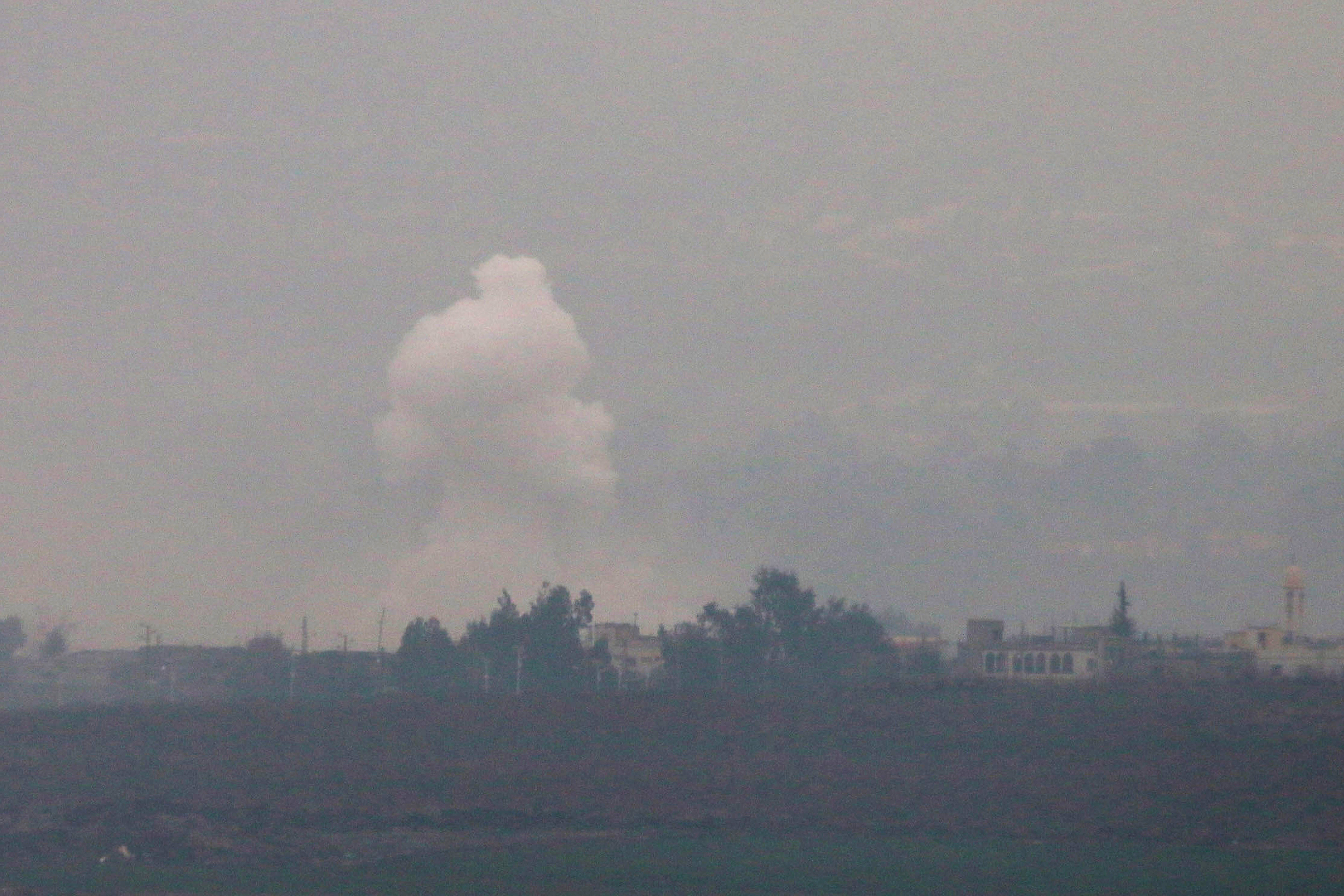 Tsahal cible d'une bombe du Hezbollah, tirs de riposte d'Israël