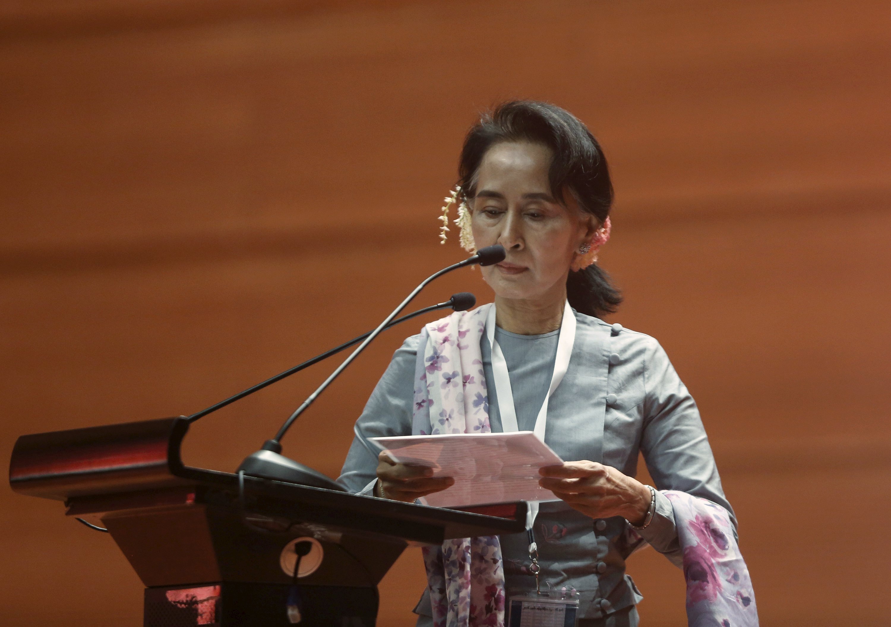 Aung San Suu Kyi rencontre les groupes ethniques armés birmans