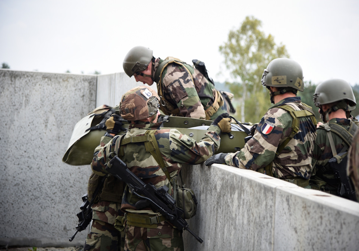 Retour du service militaire ou généralisation du service civique ?