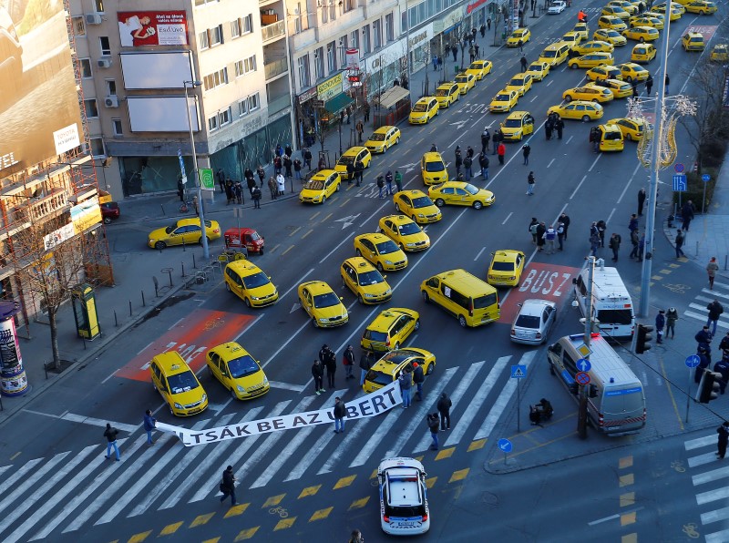 Les taxis hongrois manifestent pour demander la fermeture d'Uber