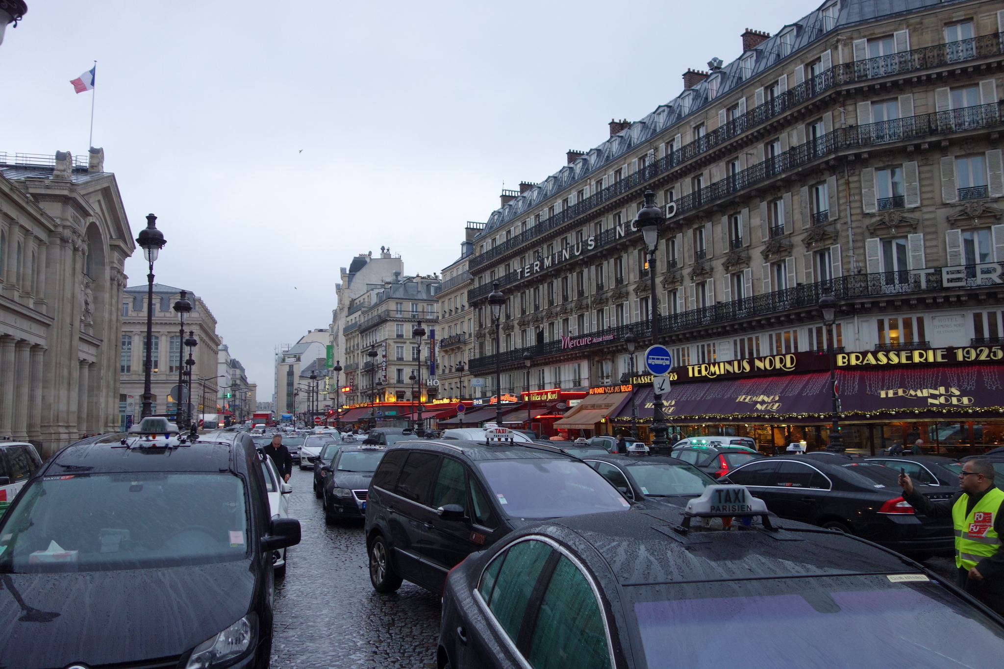 Grèves des taxis, des écoles et dans le ciel : entre revendications et galère des usagers