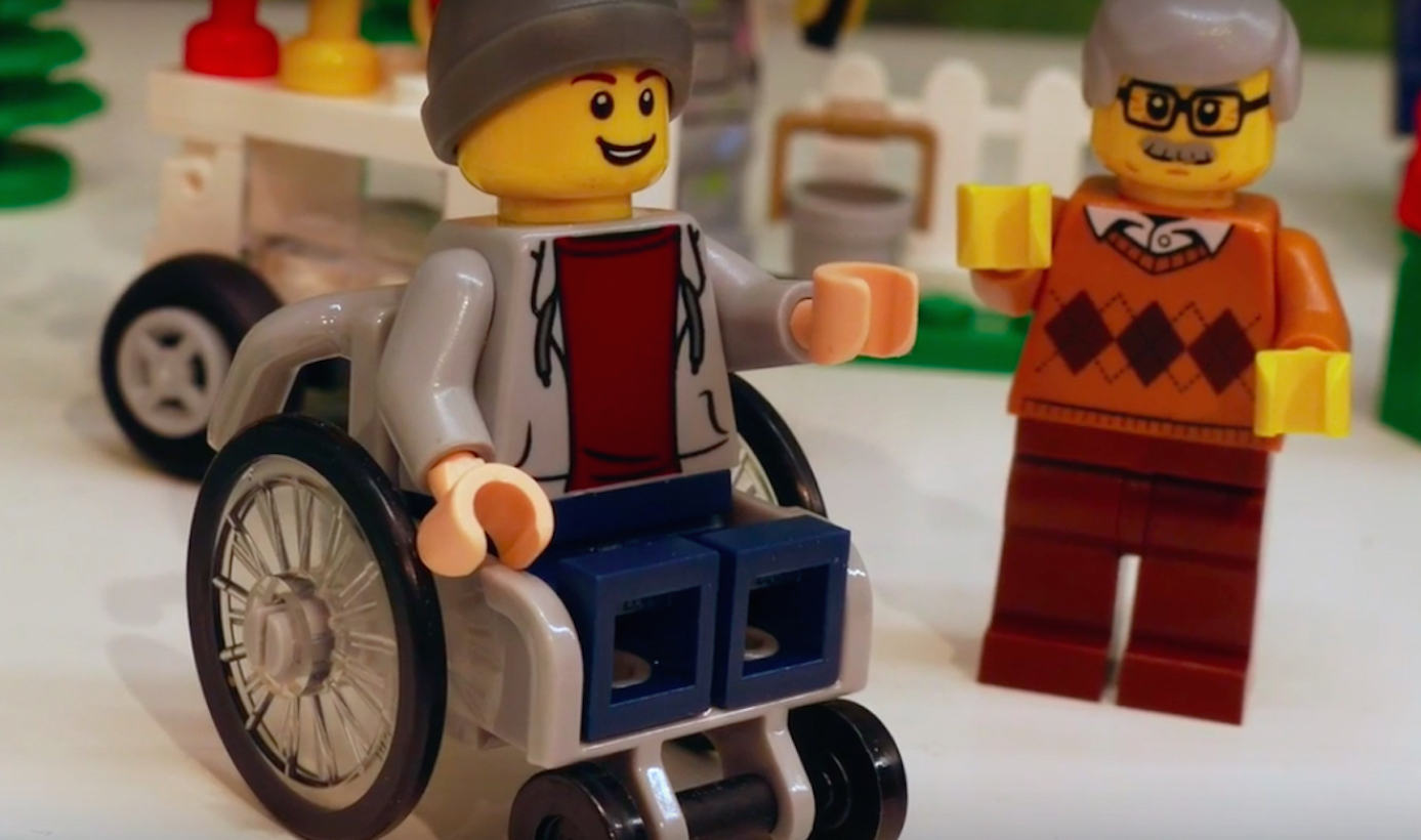 Un Lego en fauteuil, une DeLorean et un panda dans la neige