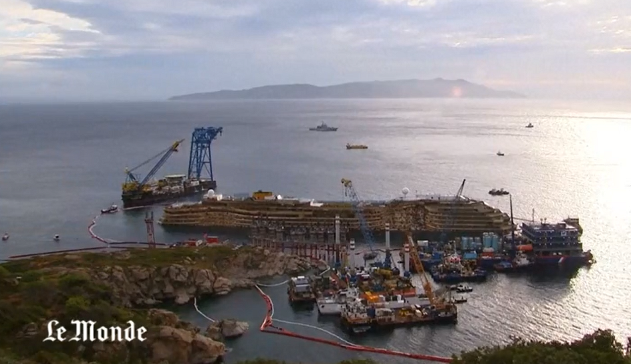 Le Costa Concordia est enfin debout