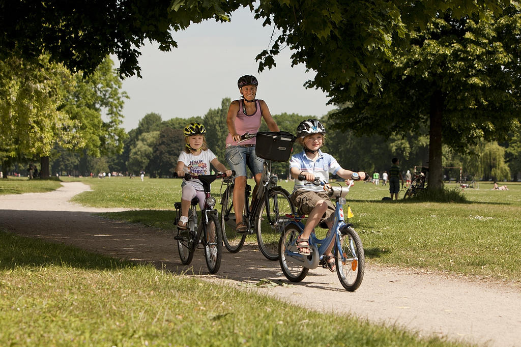 Vélo : pourquoi faut-il mettre un casque à son enfant de moins de 12 ans ?