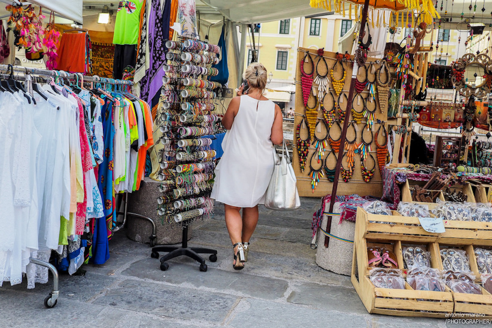 Bracelet brésilien, cahiers de vacances et parasols : les accessoires de l'été