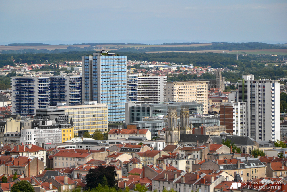 Emmanuel Macron : "mobilisation nationale" pour les quartiers 