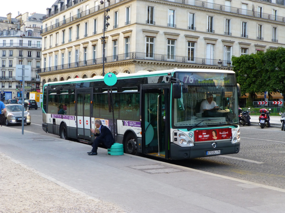 Un chauffeur de bus, du plastique dans l'eau et un beau sapin de Noël