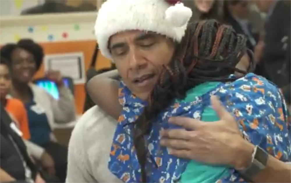 C’est la fête avant l’heure : Barack Obama en père Noël et de l’argent tombé du ciel