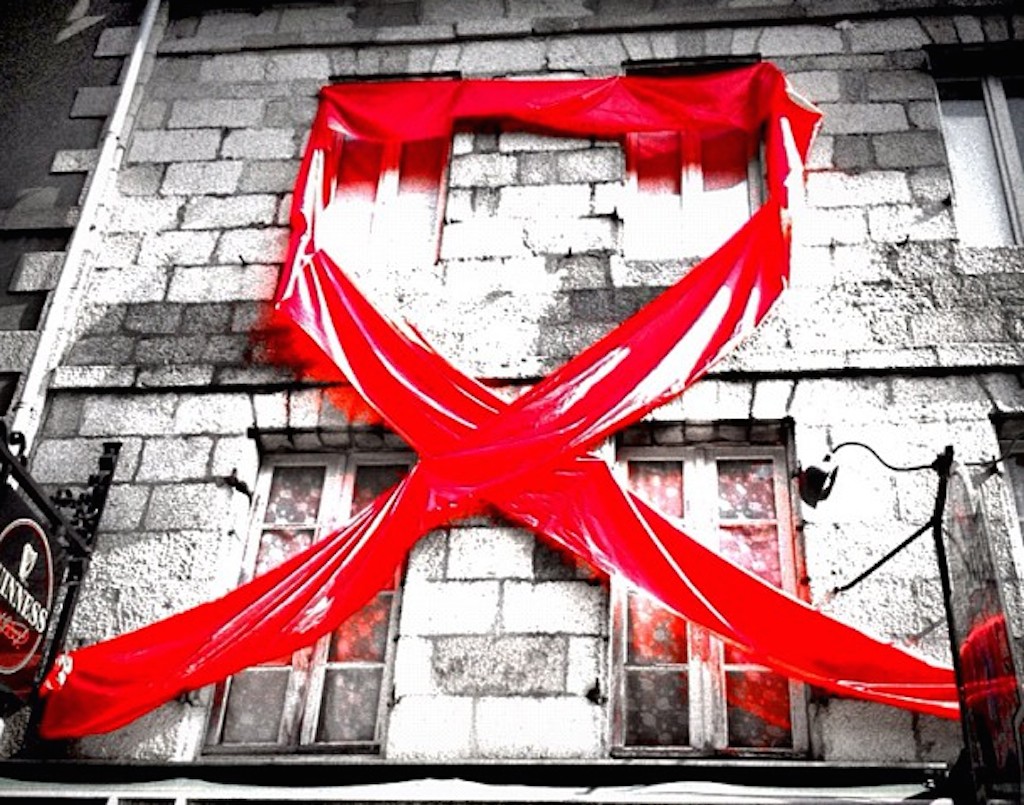 20 ans de Sidaction : l'histoire d'une mobilisation et du ruban rouge
