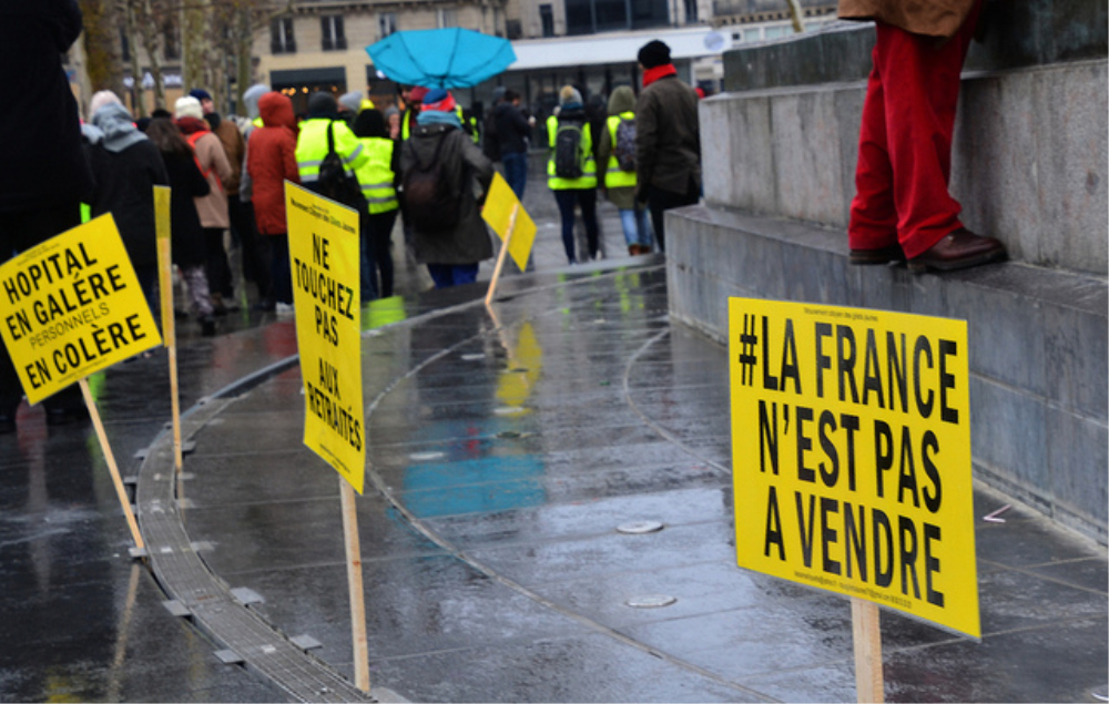 Gilets jaunes, stylos rouges, gyros bleus et foulards rouges : qui veut quoi ?