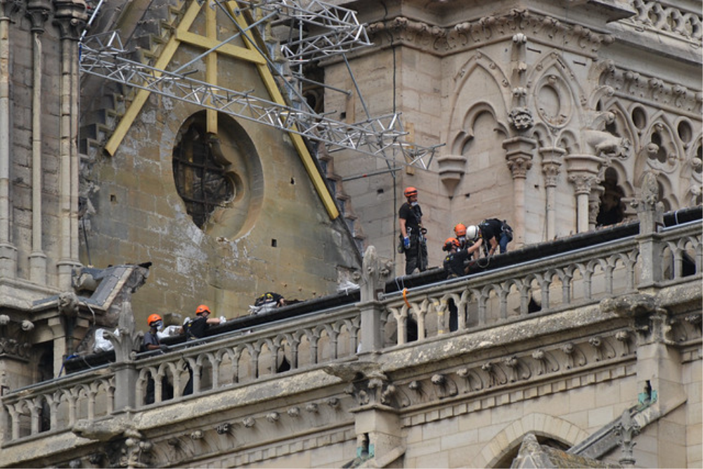 Trois euros pour Notre-Dame, des curés à moto et les reliques de Saint-Glinglin