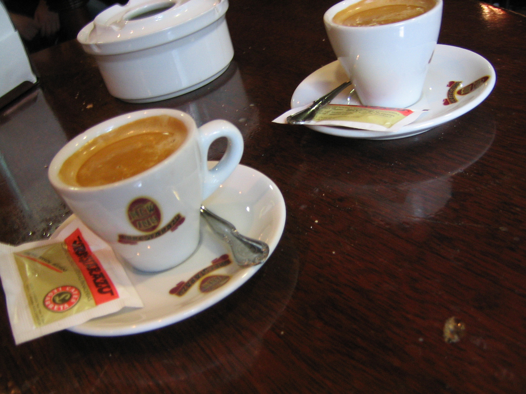 Un café, l'addition et un sourire !