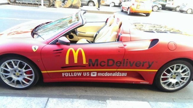 Un McDo livré en Ferrari, une greffe de pénis, et une excuse en or